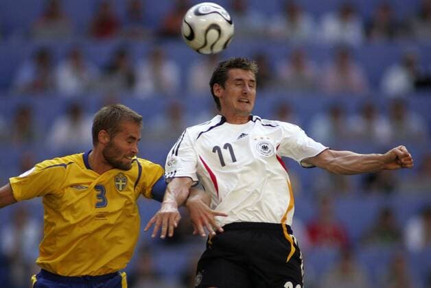 Miroslav Klose (Deutschland, re.) gegen Olof Mellberg (Schweden) Fußball WM Herren WM 2006, Länderspiel, Nationalteam, Achtelfinale, Nationaltrikot, Deutschland - Schweden 2:0, Vdig Gruppe München Dynamik, Fußball WM Herren WM 2006, Länderspiel, Nationalteam, Achtelfinale, Nationaltrikot, Deutschland - Schweden 2:0, Vdig Gruppe München Dynamik,
