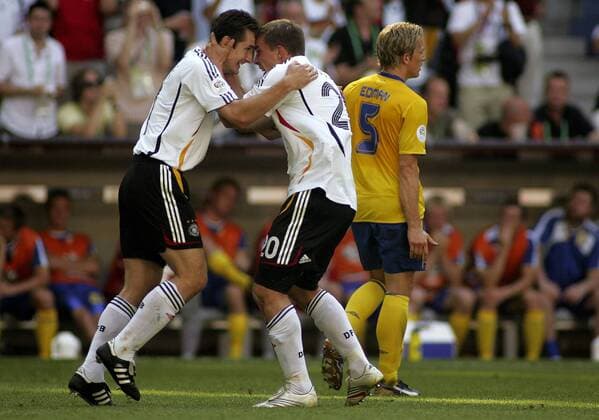 Miroslav Klose (li.) und Lukas Podolski (beide Deutschland) - Torjubel vor Edman (Schweden) Fußball WM Herren WM 2006, Länderspiel, Nationalteam, Achtelfinale, Nationaltrikot, Deutschland - Schweden 2:0, Vdig Gruppe München Harmonie, Freude, Begeisterung, Kameradschaft, Fußball WM Herren WM 2006, Länderspiel, Nationalteam, Achtelfinale, Nationaltrikot, Deutschland - Schweden 2:0, Vdig Gruppe München Harmonie, Freude, Begeisterung, Kameradschaft,