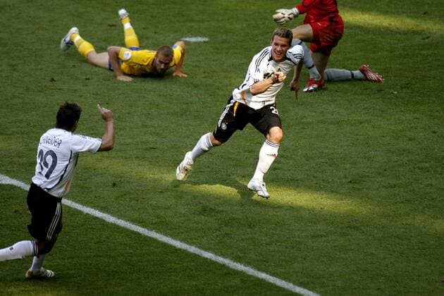 Lukas Podolski (Mitte) und Schneider (beide Deutschland) - Torjubel, dahinter: Mellberg und Torwart Isaksson (beide Schweden) überwunden am Boden Fußball WM Herren WM 2006, Länderspiel, Nationalteam, Achtelfinale, Nationaltrikot, Deutschland - Schweden 2:0, Vdig Gruppe München Freude, Fußball WM Herren WM 2006, Länderspiel, Nationalteam, Achtelfinale, Nationaltrikot, Deutschland - Schweden 2:0, Vdig Gruppe München Freude,