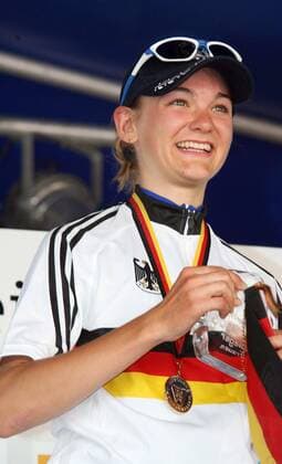 Claudia Häusler (Deutschland Equipe Nürnberger) gewinnt die Deutsche Straßenmeisterschaft 2006 Radsport LM Damen Deutsche Meisterschaft 2006, Landesmeisterschaft, DM, Straßenradsport, Straße, Rad, Vdig Einzelbild Klingenthal Freude, Radsport LM Damen Deutsche Meisterschaft 2006, Landesmeisterschaft, DM, Straßenradsport, Straße, Rad, Vdig Einzelbild Klingenthal Freude,