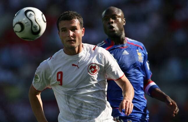 Alexander Frei (Schweiz, li.) fixiert den Ball, re. William Gallas (Frankreich) Fußball WM Herren WM 2006, Länderspiel, Nationalteam, Gruppe G, Nationaltrikot, Frankreich - Schweiz 0:0 Gruppe Stuttgart Dynamik, Fußball WM Herren WM 2006, Länderspiel, Nationalteam, Gruppe G, Nationaltrikot, Frankreich - Schweiz 0:0 Gruppe Stuttgart Dynamik,