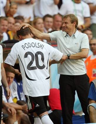 Bundestrainer Jürgen Klinsmann gratuliert dem zweifachen Torschützen Lukas Podolski (beide Deutschland) Fußball WM Herren WM 2006, Länderspiel, Nationalteam, Nationaltrikot, Achtelfinale Gruppe München Freude, Fußball WM Herren WM 2006, Länderspiel, Nationalteam, Nationaltrikot, Achtelfinale Gruppe München Freude,