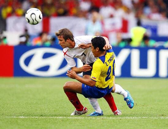 David Beckham (England, li.) gegen Edwin Tenorio (Ecuador) Fußball WM Herren WM 2006, Länderspiel, Nationalteam, Achtelfinale, Nationaltrikot, Ecuador - England Gruppe Stuttgart Dynamik, Kampf, Fußball WM Herren WM 2006, Länderspiel, Nationalteam, Achtelfinale, Nationaltrikot, Ecuador - England Gruppe Stuttgart Dynamik, Kampf,