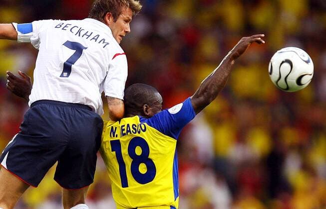 David Beckham (England, li.) gegen Neicer Reasco (Ecuador) Fußball WM Herren WM 2006, Länderspiel, Nationalteam, Achtelfinale, Nationaltrikot, Ecuador - England Gruppe Stuttgart Dynamik, Fußball WM Herren WM 2006, Länderspiel, Nationalteam, Achtelfinale, Nationaltrikot, Ecuador - England Gruppe Stuttgart Dynamik,