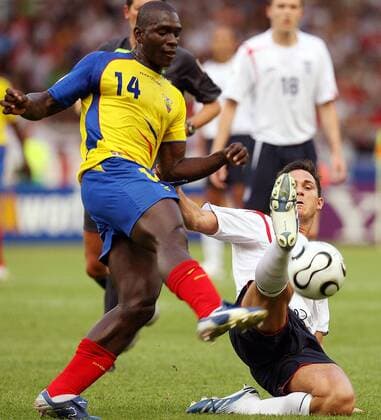 Frank Lampard (England, re.) gegen Segundo Castillo (Ecuador) -  Fußball WM Herren WM 2006, Länderspiel, Nationalteam, Achtelfinale Gruppe Stuttgart Dynamik, Kampf, Fußball WM Herren WM 2006, Länderspiel, Nationalteam, Achtelfinale Gruppe Stuttgart Dynamik, Kampf,