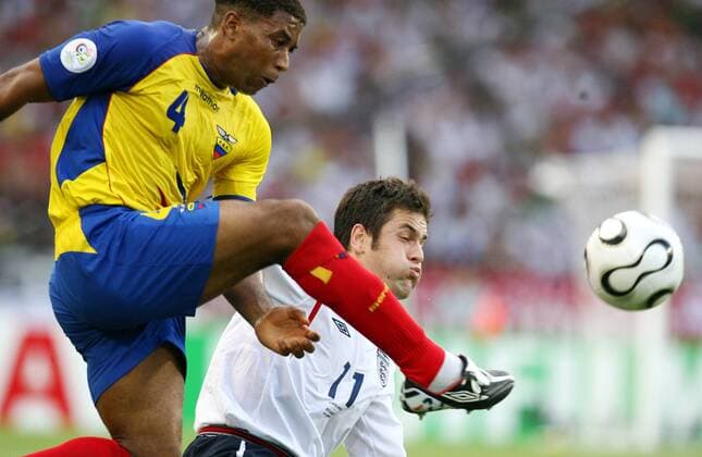 Ulises de la Cruz (Ecuador, li.) gegen Joe Cole (England) -  Fußball WM Herren WM 2006, Länderspiel, Nationalteam, Achtelfinale, Nationaltrikot, England - Ecuador 1:0 Gruppe Stuttgart Dynamik, Fußball WM Herren WM 2006, Länderspiel, Nationalteam, Achtelfinale, Nationaltrikot, England - Ecuador 1:0 Gruppe Stuttgart Dynamik,