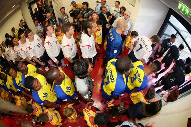 Die Mannschaften von Ecuador und England warten im Spielertunnel auf den Einmarsch -  Fußball WM Herren WM 2006, Länderspiel, Nationalteam, Achtelfinale, Nationaltrikot, England - Ecuador 1:0 Totale Stuttgart Fußball WM Herren WM 2006, Länderspiel, Nationalteam, Achtelfinale, Nationaltrikot, England - Ecuador 1:0 Totale Stuttgart