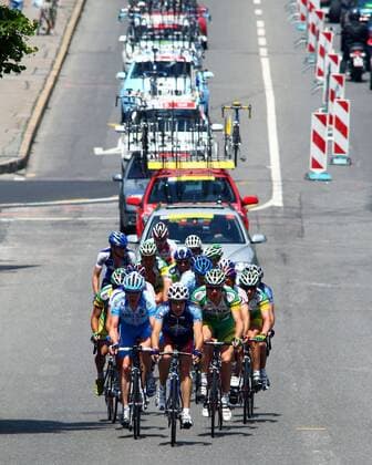 Spitzengruppe gefolgt von einer Reihe Begleitfahrzeugen im Rahmen der Schweizer Meisterschaft 2006 Radsport LM Herren Schweizer Meisterschaft 2006, Straßenradsport, Straße, Rad, Totale Aarau Radsport LM Herren Schweizer Meisterschaft 2006, Straßenradsport, Straße, Rad, Totale Aarau 