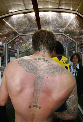 David Beckham (England) auf dem Weg in die Katakomben, seine Rückentätowierung beinhaltet die Namen seiner Söhne Romeo und Cruz -  Fußball WM Herren WM 2006, Länderspiel, Nationalteam, Achtelfinale Einzelbild Stuttgart Fußball WM Herren WM 2006, Länderspiel, Nationalteam, Achtelfinale Einzelbild Stuttgart