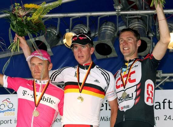 Deutsche Meisterschaft 2006: Dirk Müller (VC Frankfurt, Mitte) gewinnt vor Matthias Kessler (T Mobile, li.) und Jens Voigt (CSC alle Deutschland) Radsport LM Herren Deutsche Meisterschaft 2006, Straßenradsport, Straße, Rad, Gruppe Klingenthal Freude, Radsport LM Herren Deutsche Meisterschaft 2006, Straßenradsport, Straße, Rad, Gruppe Klingenthal Freude,