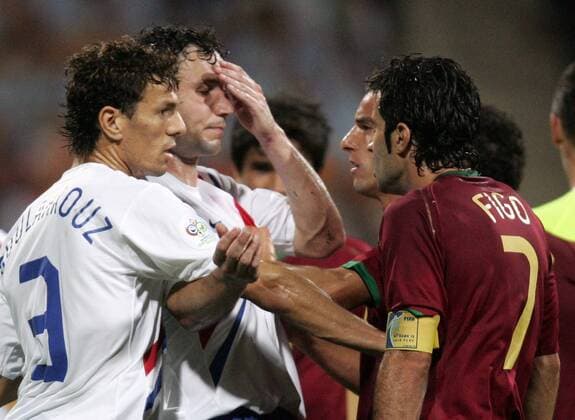 Gerangel zwischen v.li.: Khalid Boulahrouz, Mark van Bommel (beide Niederlande), Petit und Luis Figo (beide Portugal) nach einer Tätlichkeit seitens Figo -  Fußball WM Herren WM 2006, Länderspiel, Nationalteam, Achtelfinale, Nationaltrikot, Portugal - Niederlande 1:0 Gruppe Nürnberg Spannung, Fußball WM Herren WM 2006, Länderspiel, Nationalteam, Achtelfinale, Nationaltrikot, Portugal - Niederlande 1:0 Gruppe Nürnberg Spannung,