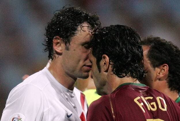 Mark van Bommel (Niederlande, li.) kassiert einen Kopfstoß von Luis Figo (Portugal) -  Fußball WM Herren WM 2006, Länderspiel, Nationalteam, Achtelfinale, Nationaltrikot, Portugal - Niederlande 1:0 Gruppe Turnierhighlight Nürnberg Spannung, Fußball WM Herren WM 2006, Länderspiel, Nationalteam, Achtelfinale, Nationaltrikot, Portugal - Niederlande 1:0 Gruppe Turnierhighlight Nürnberg Spannung,