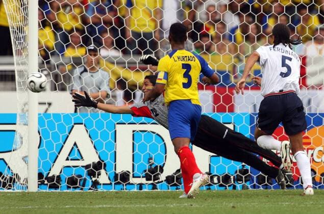 Torwart Cristian Mora (Ecuador) kassiert das 1:0 Fußball WM Herren WM 2006, Länderspiel, Nationalteam, Achtelfinale, Nationaltrikot, England - Ecuador 1:0 Gruppe Stuttgart Dynamik Fußball WM Herren WM 2006, Länderspiel, Nationalteam, Achtelfinale, Nationaltrikot, England - Ecuador 1:0 Gruppe Stuttgart Dynamik