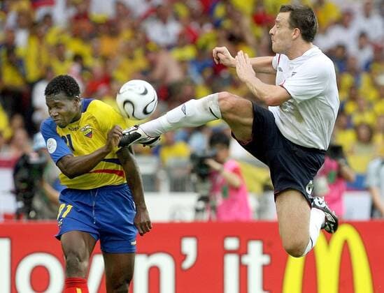 John Terry (England, re.) mit hohem Bein gegen Carlos Tenorio (Ecuador) Fußball WM Herren WM 2006, Länderspiel, Nationalteam, Achtelfinale, Nationaltrikot, England - Ecuador 1:0, Vdig Gruppe Stuttgart Dynamik, Kampf, Fußball WM Herren WM 2006, Länderspiel, Nationalteam, Achtelfinale, Nationaltrikot, England - Ecuador 1:0, Vdig Gruppe Stuttgart Dynamik, Kampf,
