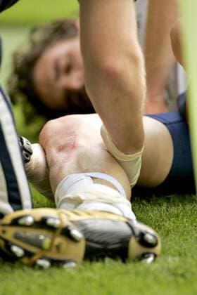 Behandlung eines Hämatoms auf dem Wadenbein von Owen Hargreaves (England) Fußball WM Herren WM 2006, Länderspiel, Nationalteam, Achtelfinale, Nationaltrikot, Vdig Einzelbild o0 Fußballer Fußballspieler Stuttgart Fußball WM Herren WM 2006, Länderspiel, Nationalteam, Achtelfinale, Nationaltrikot, Vdig Einzelbild o0 Fußballer Fußballspieler Stuttgart