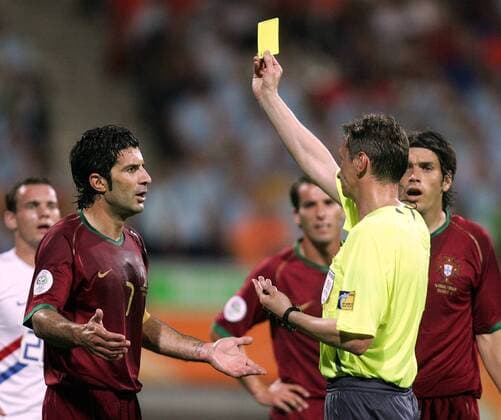 FIFA Schiedsrichter Valentin Ivanov (Rußland) zeigt Luis Figo (Portugal) die gelbe Karte -  Fußball WM Herren WM 2006, Länderspiel, Nationalteam, Achtelfinale, Nationaltrikot, Portugal - Niederlande 1:0 Gruppe Nürnberg Fußball WM Herren WM 2006, Länderspiel, Nationalteam, Achtelfinale, Nationaltrikot, Portugal - Niederlande 1:0 Gruppe Nürnberg