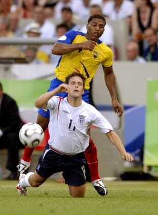 Joe Cole (England, vorn) geht gegen Ulises de la Cruz (Ecuador) zu Boden Fußball WM Herren WM 2006, Länderspiel, Nationalteam, Nationaltrikot, Achtelfinale, England - Ecuador 1:0 Gruppe Stuttgart Dynamik, Fußball WM Herren WM 2006, Länderspiel, Nationalteam, Nationaltrikot, Achtelfinale, England - Ecuador 1:0 Gruppe Stuttgart Dynamik,