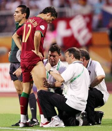 Cristiano Ronaldo (Portugal) läßt sich am Oberschenkel behandeln, der Vierte Offizielle Marco Rodriguez (Mexiko) überwacht die Angelegenheit-  Fußball WM Herren WM 2006, Länderspiel, Nationalteam, Nationaltrikot, Achtelfinale Gruppe Nürnberg Fußball WM Herren WM 2006, Länderspiel, Nationalteam, Nationaltrikot, Achtelfinale Gruppe Nürnberg