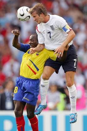 David Beckham (England, re.) gegen Neicer Reasco (Ecuador) Fußball WM Herren WM 2006, Länderspiel, Nationalteam, Nationaltrikot, Achtelfinale, England - Ecuador 1:0 Gruppe Stuttgart Dynamik, Kampf, Fußball WM Herren WM 2006, Länderspiel, Nationalteam, Nationaltrikot, Achtelfinale, England - Ecuador 1:0 Gruppe Stuttgart Dynamik, Kampf,