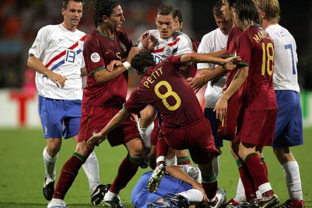 Wesley Sneijder (Niederlande, 3.v.li.) muss von Fernando Meira (2.v.li.) zurückgehalten werden bevor er auf Petit (beide Portugal) losgehen kann Fußball WM Herren WM 2006, Länderspiel, Nationalteam, Nationaltrikot, Achtelfinale, Portugal - Niederlande 1:0 Gruppe Nürnberg Spannung, Wut Fußball WM Herren WM 2006, Länderspiel, Nationalteam, Nationaltrikot, Achtelfinale, Portugal - Niederlande 1:0 Gruppe Nürnberg Spannung, Wut