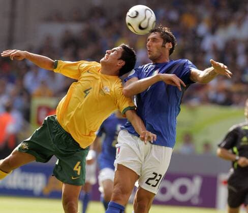 Marco Materazzi (Italien, re.) gegen Tim Cahill (Australien) Fußball WM Herren WM 2006, Länderspiel, Nationalteam, Nationaltrikot, Achtelfinale, Italien - Australien 1:0 Gruppe Kaiserslautern Dynamik, Kampf, Fußball WM Herren WM 2006, Länderspiel, Nationalteam, Nationaltrikot, Achtelfinale, Italien - Australien 1:0 Gruppe Kaiserslautern Dynamik, Kampf,