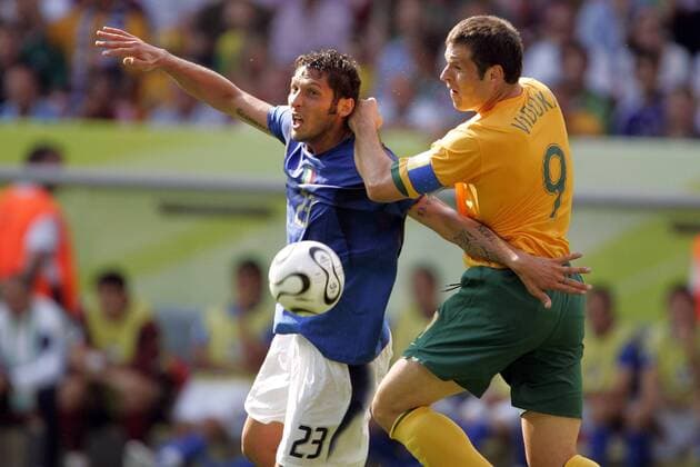 Marco Materazzi (Italien, li.) gegen Mark Viduka (Australien) Fußball WM Herren WM 2006, Länderspiel, Nationalteam, Nationaltrikot, Achtelfinale, Italien - Australien 1:0 Gruppe Kaiserslautern Fußball WM Herren WM 2006, Länderspiel, Nationalteam, Nationaltrikot, Achtelfinale, Italien - Australien 1:0 Gruppe Kaiserslautern