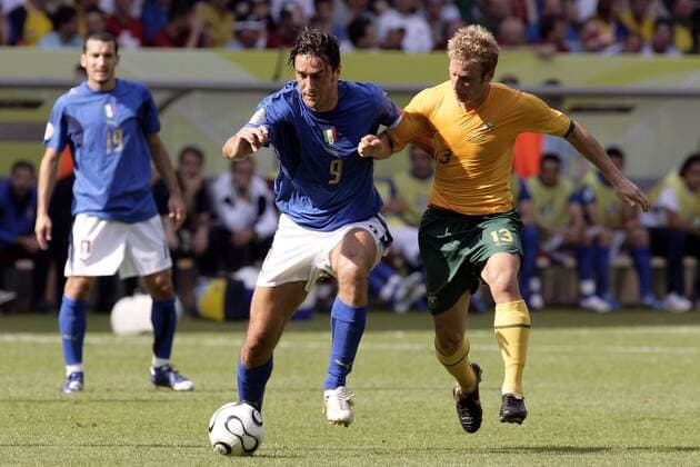Luca Toni (Italien, li.) gegen Vince Grella (Australien) Fußball Herren WM 2006, Länderspiel, Nationalteam, Achtelfinale, Nationaltrikot, Italien - Australien 1:0 Gruppe Kaiserslautern Dynamik, Fußball Herren WM 2006, Länderspiel, Nationalteam, Achtelfinale, Nationaltrikot, Italien - Australien 1:0 Gruppe Kaiserslautern Dynamik,