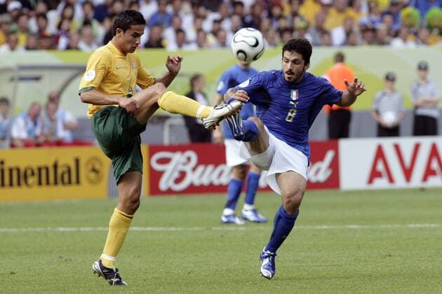 Gennaro Gattuso (Italien, re.) gegen Tim Cahill (Australien) Fußball Herren WM 2006, Länderspiel, Nationalteam, Achtelfinale, Nationaltrikot, Italien - Australien 1:0 Gruppe Kaiserslautern Dynamik, Kampf, Fußball Herren WM 2006, Länderspiel, Nationalteam, Achtelfinale, Nationaltrikot, Italien - Australien 1:0 Gruppe Kaiserslautern Dynamik, Kampf,