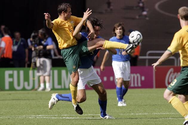 Lucas Neill (Australien, li.) gegen Luca Toni (Italien) Fußball Herren WM 2006, Länderspiel, Nationalteam, Achtelfinale, Nationaltrikot, Italien - Australien 1:0 Gruppe Kaiserslautern Dynamik, Kampf, Fußball Herren WM 2006, Länderspiel, Nationalteam, Achtelfinale, Nationaltrikot, Italien - Australien 1:0 Gruppe Kaiserslautern Dynamik, Kampf,