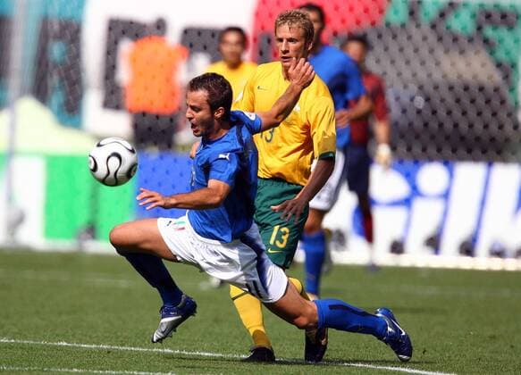 Alberto Gilardino (Italien, li.) kommt gegen Vince Grella (Australien) zu Fall Fußball WM Herren WM 2006, Länderspiel, Nationalteam, Achtelfinale, Nationaltrikot, Italien - Australien 1:0 Gruppe Kaiserslautern Dynamik, Fußball WM Herren WM 2006, Länderspiel, Nationalteam, Achtelfinale, Nationaltrikot, Italien - Australien 1:0 Gruppe Kaiserslautern Dynamik,