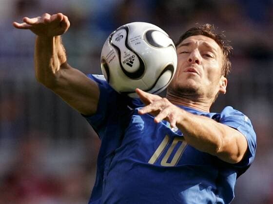 Francesco Totti (Italien) - Brustannahme -  Fußball WM Herren WM 2006, Länderspiel, Nationalteam, Nationaltrikot, Achtelfinale Einzelbild Kaiserslautern Fußball WM Herren WM 2006, Länderspiel, Nationalteam, Nationaltrikot, Achtelfinale Einzelbild Kaiserslautern