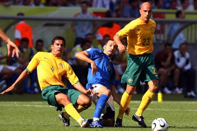 Gianluca Zambrotta (Italien, Mitte) gegen Tim Cahill (li.) und Marco Bresciano (beide Australien) Fußball WM Herren WM 2006, Länderspiel, Nationalteam, Achtelfinale, Nationaltrikot, Italien - Australien 1:0 Gruppe Kaiserslautern Dynamik, Fußball WM Herren WM 2006, Länderspiel, Nationalteam, Achtelfinale, Nationaltrikot, Italien - Australien 1:0 Gruppe Kaiserslautern Dynamik,