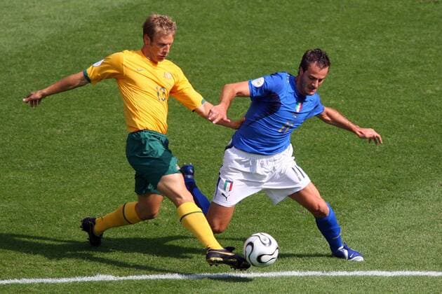 Alberto Gilardino (Italien, re.) gegen Vince Grella (Australien) Fußball WM Herren WM 2006, Länderspiel, Nationalteam, Achtelfinale, Nationaltrikot, Italien - Australien 1:0 Gruppe Kaiserslautern Dynamik, Fußball WM Herren WM 2006, Länderspiel, Nationalteam, Achtelfinale, Nationaltrikot, Italien - Australien 1:0 Gruppe Kaiserslautern Dynamik,