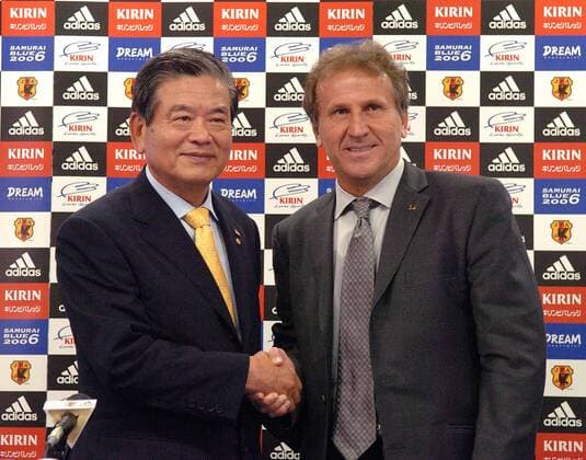 Saburo Kawabuchi (Japan, Präsident japanischer Fußballverband JFA, li.) bedankt sich bei Zico (Brasilien) nach dessen Rücktritt als Trainer der japanischen Nationalmannschaft für die gute Zusammenarbeit-  (TKP2006062606) Fußball Herren WM 2006, Nationalteam, Pressekonferenz, PK, Pressetermin, Abschied, verabschieden, Gruppe Tokio Fußball Herren WM 2006, Nationalteam, Pressekonferenz, PK, Pressetermin, Abschied, verabschieden, Gruppe Tokio