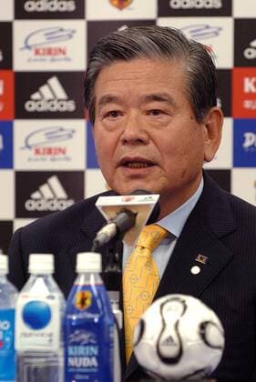 Saburo Kawabuchi (Japan, Präsident japanischer Fußballverband JFA) während der Pressekonferenz anlässlich Zicos Rücktritt als Nationaltrainer Japans -  (TKP2006062601) Fußball Herren WM 2006, Nationalteam, Pressekonferenz, PK, Pressetermin, Einzelbild Tokio Fußball Herren WM 2006, Nationalteam, Pressekonferenz, PK, Pressetermin, Einzelbild Tokio