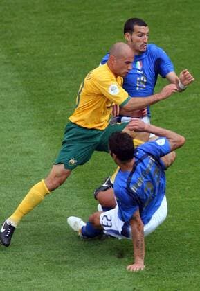Marco Bresciano (Australien, li.) gegen Gianluca Zambrotta (hinten) und Marco Materazzi (beide Italien) Fußball WM Herren WM 2006, Länderspiel, Nationalteam, Nationaltrikot, Achtelfinale, Italien - Australien 1:0 Gruppe Kaiserslautern Dynamik, Kampf, Fußball WM Herren WM 2006, Länderspiel, Nationalteam, Nationaltrikot, Achtelfinale, Italien - Australien 1:0 Gruppe Kaiserslautern Dynamik, Kampf,