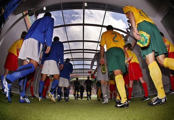 Die Mannschaften von Italien (li.) und Australien folgen dem Schiedsrichtergespann durch den Spielertunnel aufs Feld - Fußball WM Herren WM 2006, Länderspiel, Nationalteam, Achtelfinale, Nationaltrikot, Italien - Australien 1:0 Gruppe Kaiserslautern Fußball WM Herren WM 2006, Länderspiel, Nationalteam, Achtelfinale, Nationaltrikot, Italien - Australien 1:0 Gruppe Kaiserslautern