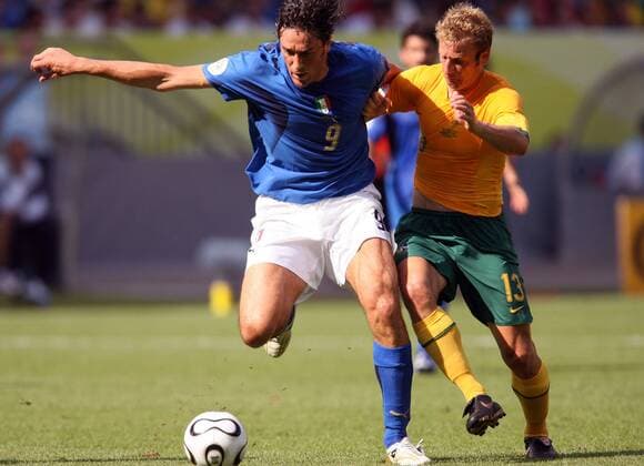 Luca Toni (Italien, li.) gegen Vince Grella (Australien) - Fußball WM Herren WM 2006, Länderspiel, Nationalteam, Nationaltrikot, Achtelfinale, Italien - Australien 1:0 Gruppe Kaiserslautern Dynamik, Fußball WM Herren WM 2006, Länderspiel, Nationalteam, Nationaltrikot, Achtelfinale, Italien - Australien 1:0 Gruppe Kaiserslautern Dynamik,