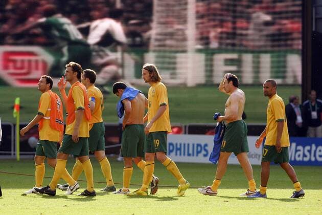 Abgang Australien, v.re. Archie Thompson, Stan Lazaridis, Joshua Kennedy, Tim Cahill, Mark Viduka, Tony Popovic und Josip Skoko Fußball WM Herren WM 2006, Länderspiel, Nationalteam, Nationaltrikot, Achtelfinale Gruppe Kaiserslautern Enttäuschung, Fußball WM Herren WM 2006, Länderspiel, Nationalteam, Nationaltrikot, Achtelfinale Gruppe Kaiserslautern Enttäuschung,