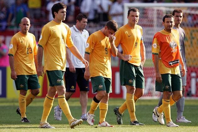 Australien enttäuscht, v.re.: Torwart Ante Covic, Josip Skoko, Mark Viduka, Jason Culina, Michael Beauchamp und Marco Bresciano - Fußball WM Herren WM 2006, Länderspiel, Nationalteam, Achtelfinale, Nationaltrikot Gruppe Kaiserslautern Enttäuschung, Fußball WM Herren WM 2006, Länderspiel, Nationalteam, Achtelfinale, Nationaltrikot Gruppe Kaiserslautern Enttäuschung,
