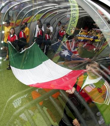 Fußballkinder mit den Nationalfahnen von Italien und Australien im Spielertunnel - Fußball WM Herren WM 2006, Länderspiel, Nationalteam, Achtelfinale, Nationaltrikot, Italien - Australien 1:0 Gruppe spiegeln Kaiserslautern Durchblick Fußball WM Herren WM 2006, Länderspiel, Nationalteam, Achtelfinale, Nationaltrikot, Italien - Australien 1:0 Gruppe spiegeln Kaiserslautern Durchblick
