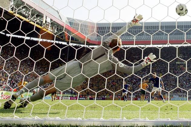 Das 1:0 - Torwart Mark Schwarzer (Australien) ohne Chance beim Elfmeter von Francesco Totti (Italien) - Fußball WM Herren WM 2006, Länderspiel, Nationalteam, Achtelfinale, Nationaltrikot, Italien - Australien 1:0 Gruppe Fritz Walter Stadion Kaiserslautern Dynamik, Fußball WM Herren WM 2006, Länderspiel, Nationalteam, Achtelfinale, Nationaltrikot, Italien - Australien 1:0 Gruppe Fritz Walter Stadion Kaiserslautern Dynamik,