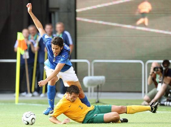 Das Foul, das zum Elfmeter führt - Fabio Grosso (Italien, li.) fällt über Lucas Neill (Australien) - Fußball Herren WM 2006, Länderspiel, Nationalteam, Achtelfinale, Nationaltrikot, Italien - Australien 1:0 Gruppe Kaiserslautern Dynamik, Kampf, Fußball Herren WM 2006, Länderspiel, Nationalteam, Achtelfinale, Nationaltrikot, Italien - Australien 1:0 Gruppe Kaiserslautern Dynamik, Kampf,