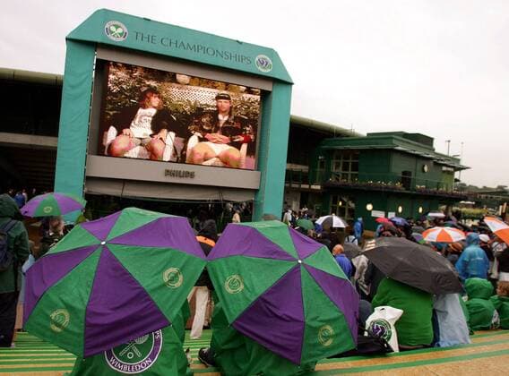 Tennisfans schauen trotz Regens in Wimbledon auf die Großbildleinwand Tennis Damen All England Championships 2006, Grand Slam Totale Regenpause, Regenunterbrechung, Unterbrechung London Schirme, Regenschirme Tennis Damen All England Championships 2006, Grand Slam Totale Regenpause, Regenunterbrechung, Unterbrechung London Schirme, Regenschirme