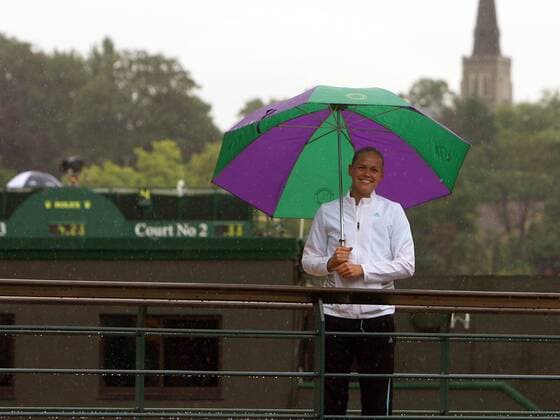 Anna Lena Groenefeld (Deutschland) erfreut sich des Regens in Wimbledon Tennis Damen All England Championships 2006, WTA Tour, Grand Slam Einzelbild London, Wimbledon Freude, Tennis Damen All England Championships 2006, WTA Tour, Grand Slam Einzelbild London, Wimbledon Freude,