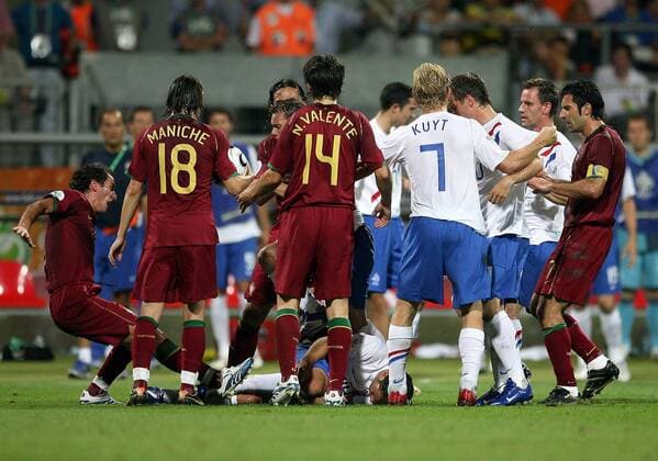 Rudelbildung um den verletzt am Boden liegenden John Heitinga, u.a. Dirk Kuyt (4.v.li., beide Niederlande), Figo (re.), Petit (li.), Maniche (2.v.li.) und Nuno Valente (alle Portugal) Fußball WM Herren WM 2006, Länderspiel, Nationalteam, Nationaltrikot, Achtelfinale, Portugal - Niederlande 1:0 Gruppe Nürnberg Fußball WM Herren WM 2006, Länderspiel, Nationalteam, Nationaltrikot, Achtelfinale, Portugal - Niederlande 1:0 Gruppe Nürnberg