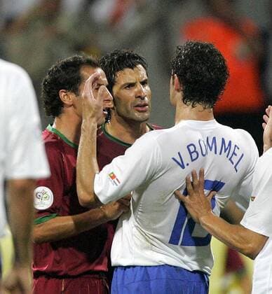 Luis Figo (Mitte) und Petit (beide Portugal) im Streit mit Mark van Bommel (Niederlande) Fußball WM Herren WM 2006, Länderspiel, Nationalteam, Nationaltrikot, Achtelfinale, Gruppe Nürnberg Spannung, Fußball WM Herren WM 2006, Länderspiel, Nationalteam, Nationaltrikot, Achtelfinale, Gruppe Nürnberg Spannung,