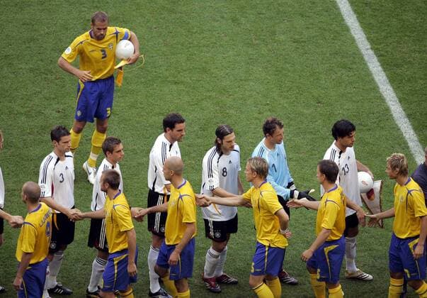 Kapitän Olof Mellberg (Schweden, hi.) beobachtet die Begrüßung der beiden Mannschaften Fußball WM Herren WM 2006, Länderspiel, Nationalteam, Achtelfinale, Nationaltrikot, Deutschland - Schweden 2:0 Totale München oben, Vogelperspektive Fußball WM Herren WM 2006, Länderspiel, Nationalteam, Achtelfinale, Nationaltrikot, Deutschland - Schweden 2:0 Totale München oben, Vogelperspektive