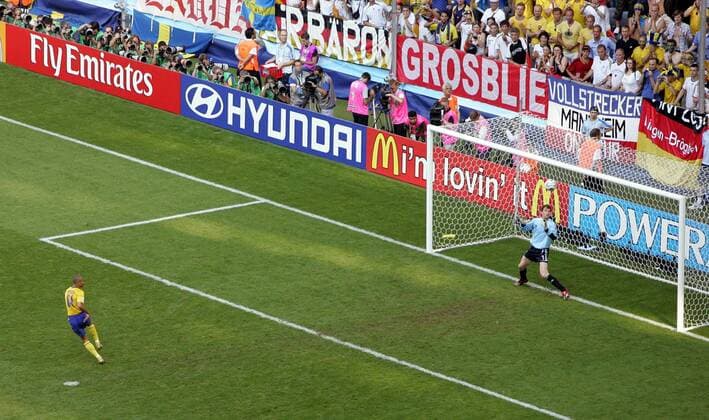 Henrik Larsson (Schweden) verschießt den Elfmeter gegen Torwart Jens Lehmann (Deutschland) Fußball WM Herren WM 2006, Länderspiel, Nationalteam, Achtelfinale, Nationaltrikot, Deutschland - Schweden 2:0 Totale München oben, Vogelperspektive Fußball WM Herren WM 2006, Länderspiel, Nationalteam, Achtelfinale, Nationaltrikot, Deutschland - Schweden 2:0 Totale München oben, Vogelperspektive