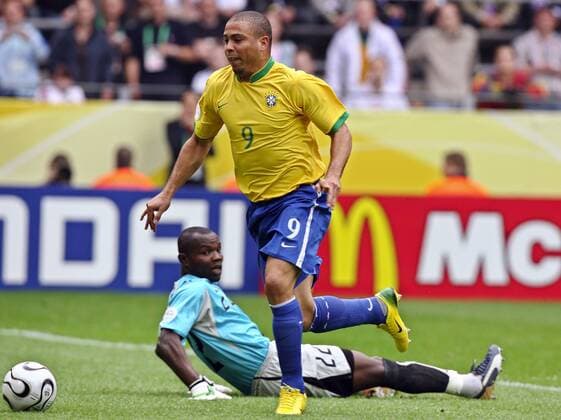 Ronaldo (Brasilien) überwindet Torwart Richard Kingson (Ghana) und erzielt das 1:0 und somit sein 15. Weltmeisterschaftstor - Fußball WM Herren WM 2006, Länderspiel, Nationalteam, Achtelfinale, Nationaltrikot Gruppe Faruk Gürsoy, Gursoy Dortmund Dynamik, Fußball WM Herren WM 2006, Länderspiel, Nationalteam, Achtelfinale, Nationaltrikot Gruppe Faruk Gürsoy, Gursoy Dortmund Dynamik,